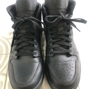 JORDAN 1 MID ALL BLACK (MEN’S)